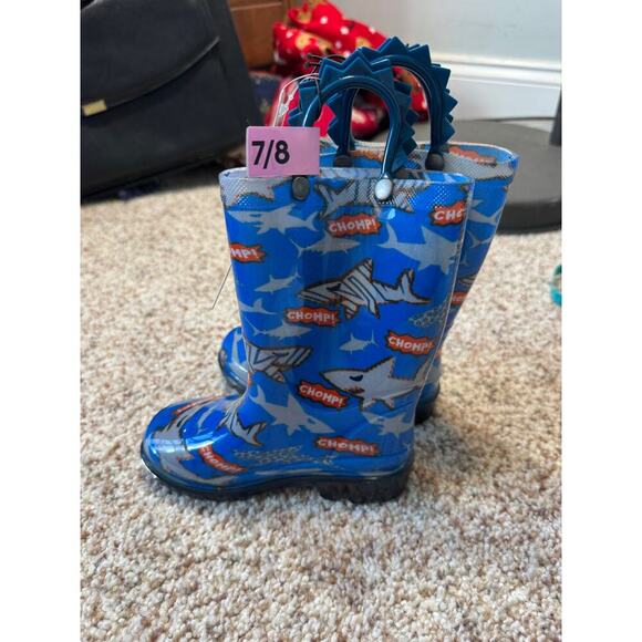 NEW!! Boys Light Up Rain Boots, size 7/8 Toddler, Sharks, Members Mark - Picture 4 of 6